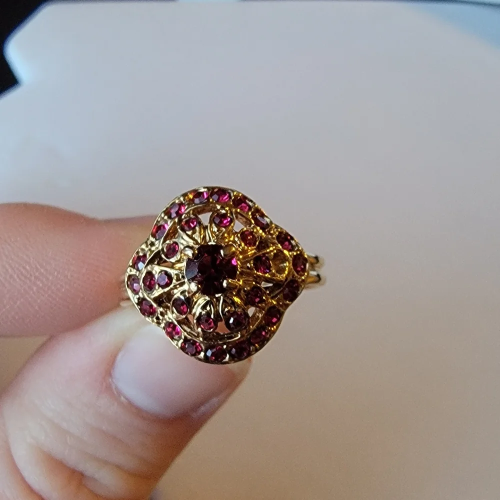 Beautiful Vintage Ring Simulated Ruby Gemstone Cluster Gold Tone Size 8 Flawed